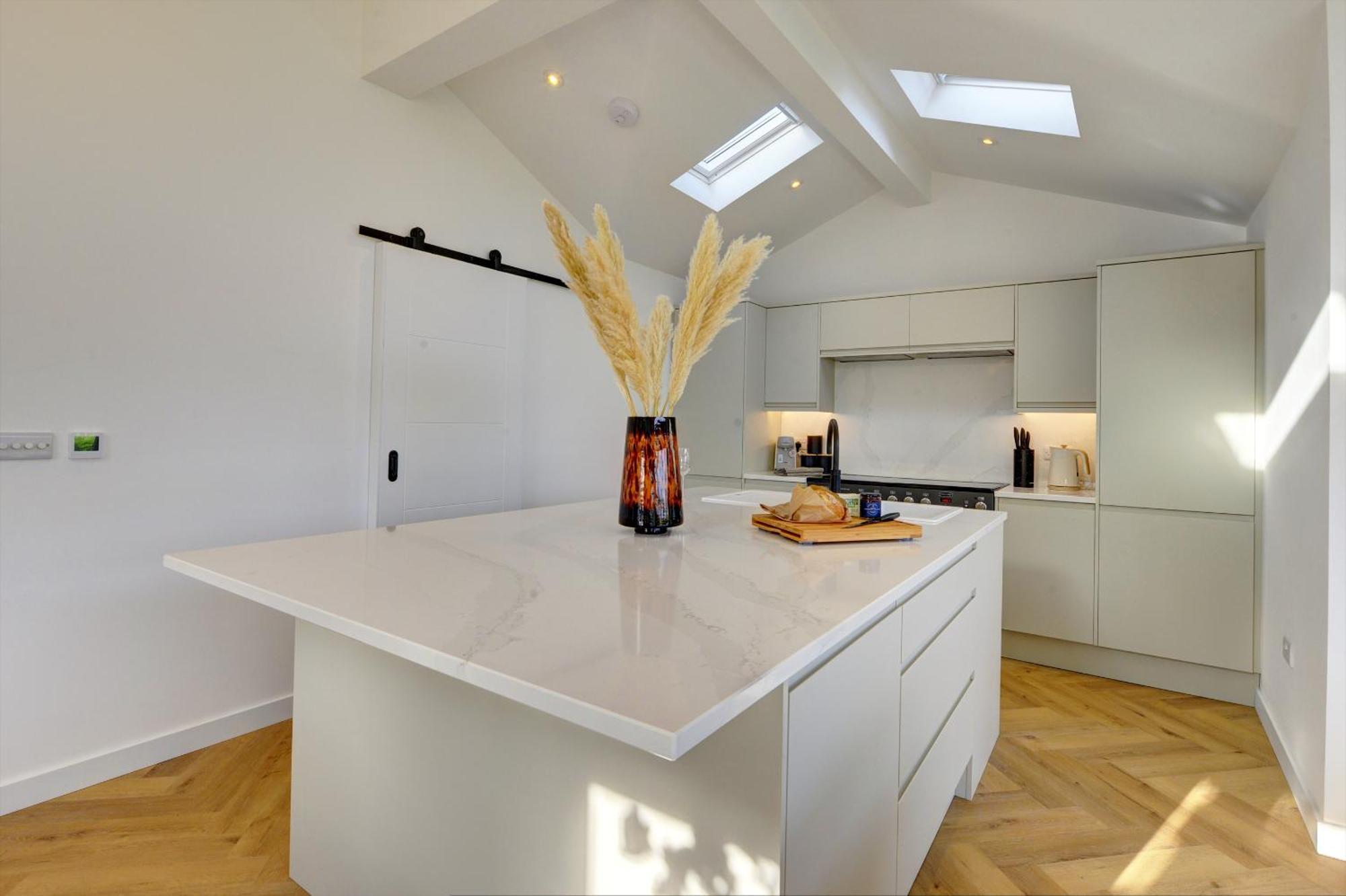 Kist Accommodates Presents - Hygge House, Parking, Ev Point *